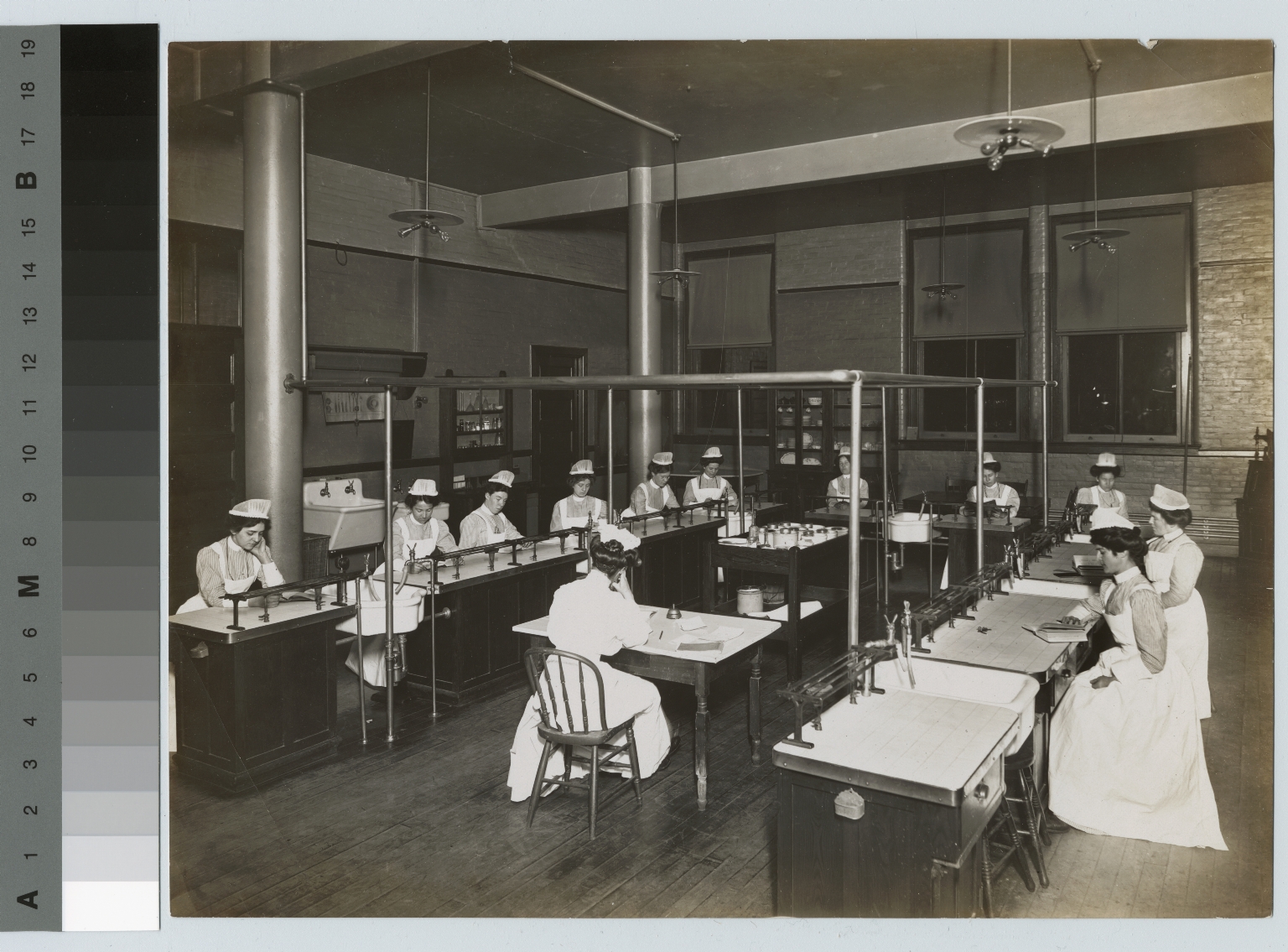 Academics, biology. Women's bacteriology class, [1900-1915]